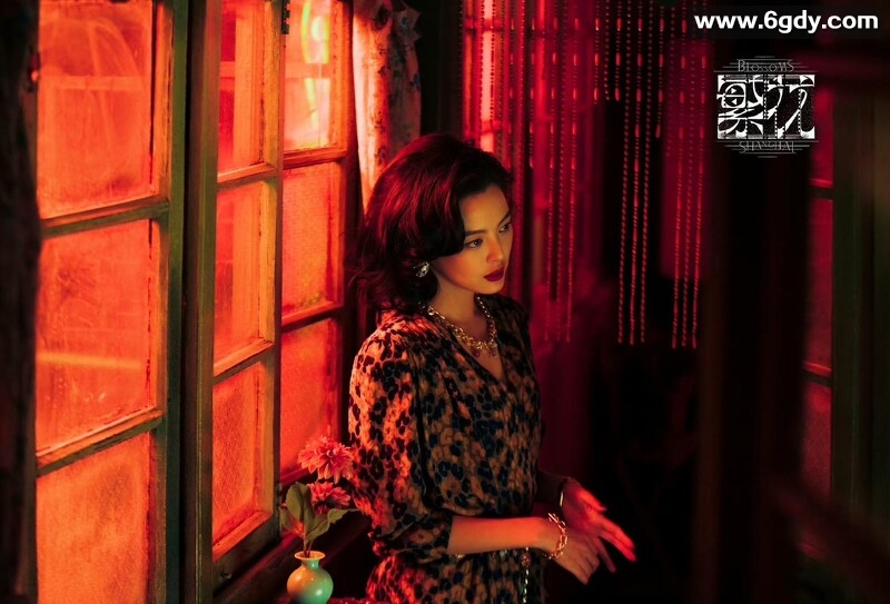 《繁花》绽放2023：王家卫执导，胡歌、马伊琍、唐嫣主演的4K国沪双语剧集，全30集已完结，涵盖剧情与爱情，支持阿里百度播放。 